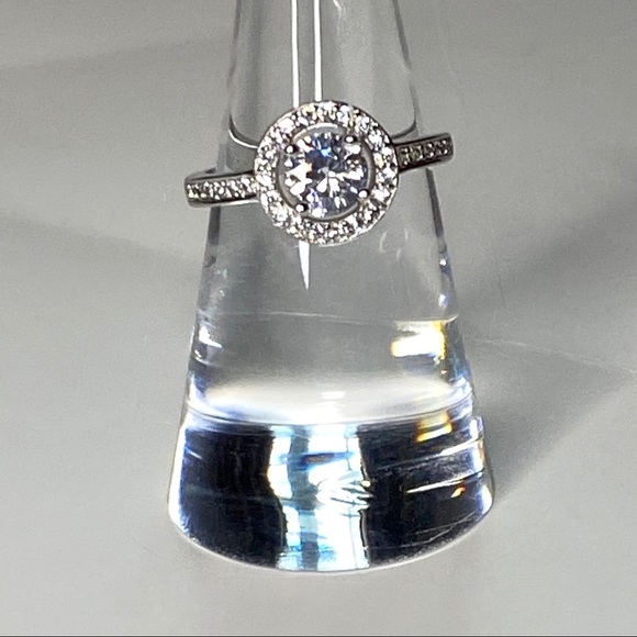Jewelry - Silver toned halo ring